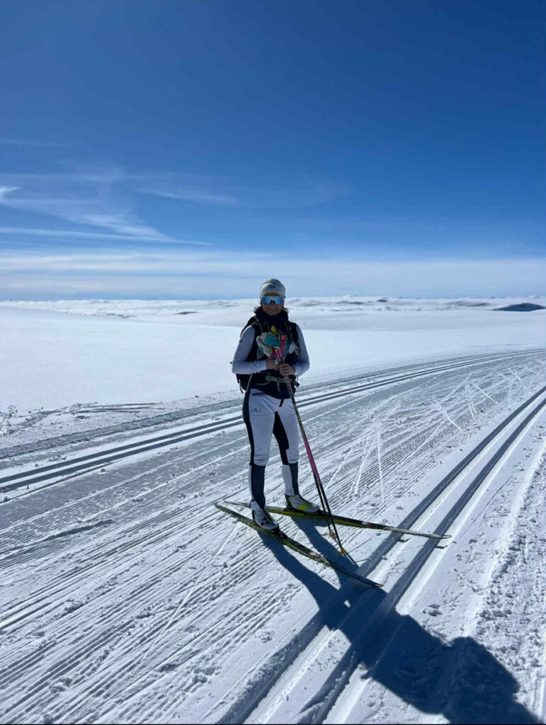 Bildet viser Mia på langrennsski