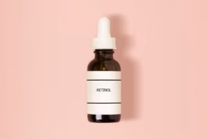 Nærbilde av generisk flaske med ordet Retinol på merkelappen