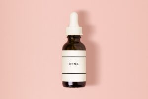 Nærbilde av generisk flaske med ordet Retinol på merkelappen