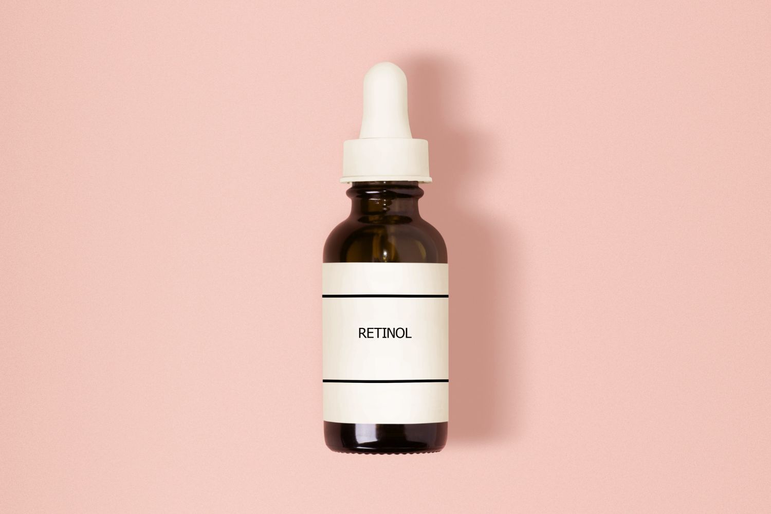 Nærbilde av generisk flaske med ordet Retinol på merkelappen