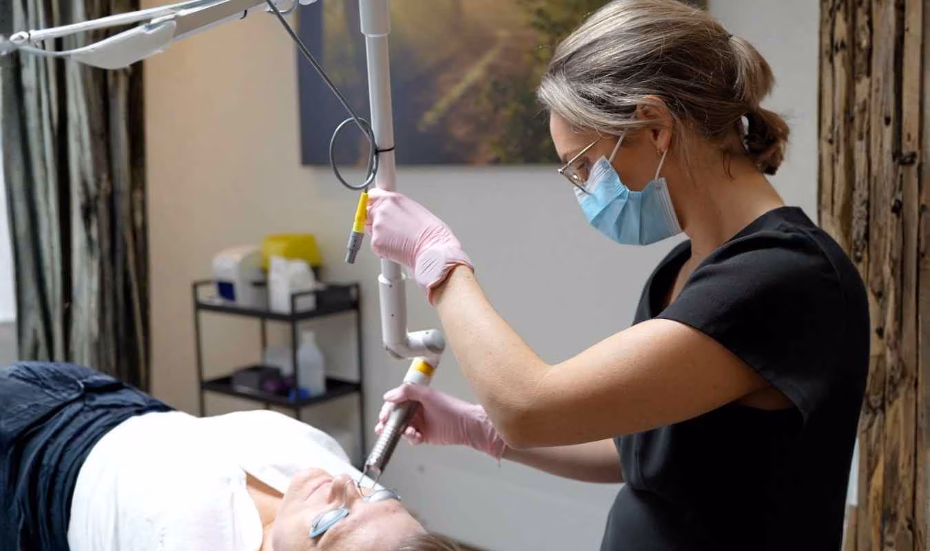 Mia utfører fotona laser peeling.