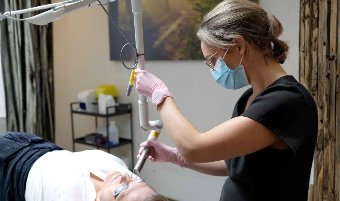 Mia utfører fotona laser peeling.