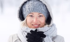 Nærbilde av kvinne ute i snø