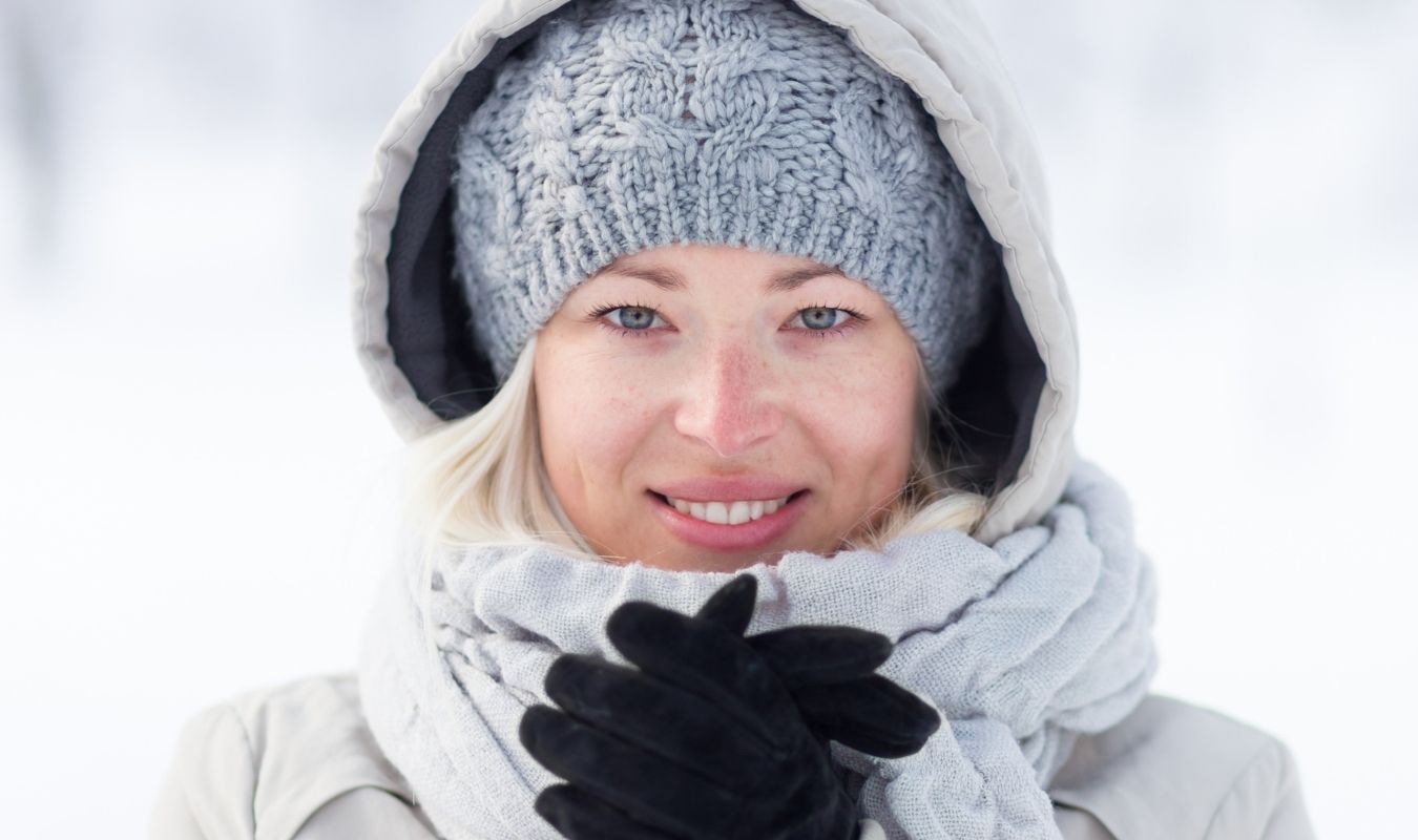 Nærbilde av kvinne ute i snø