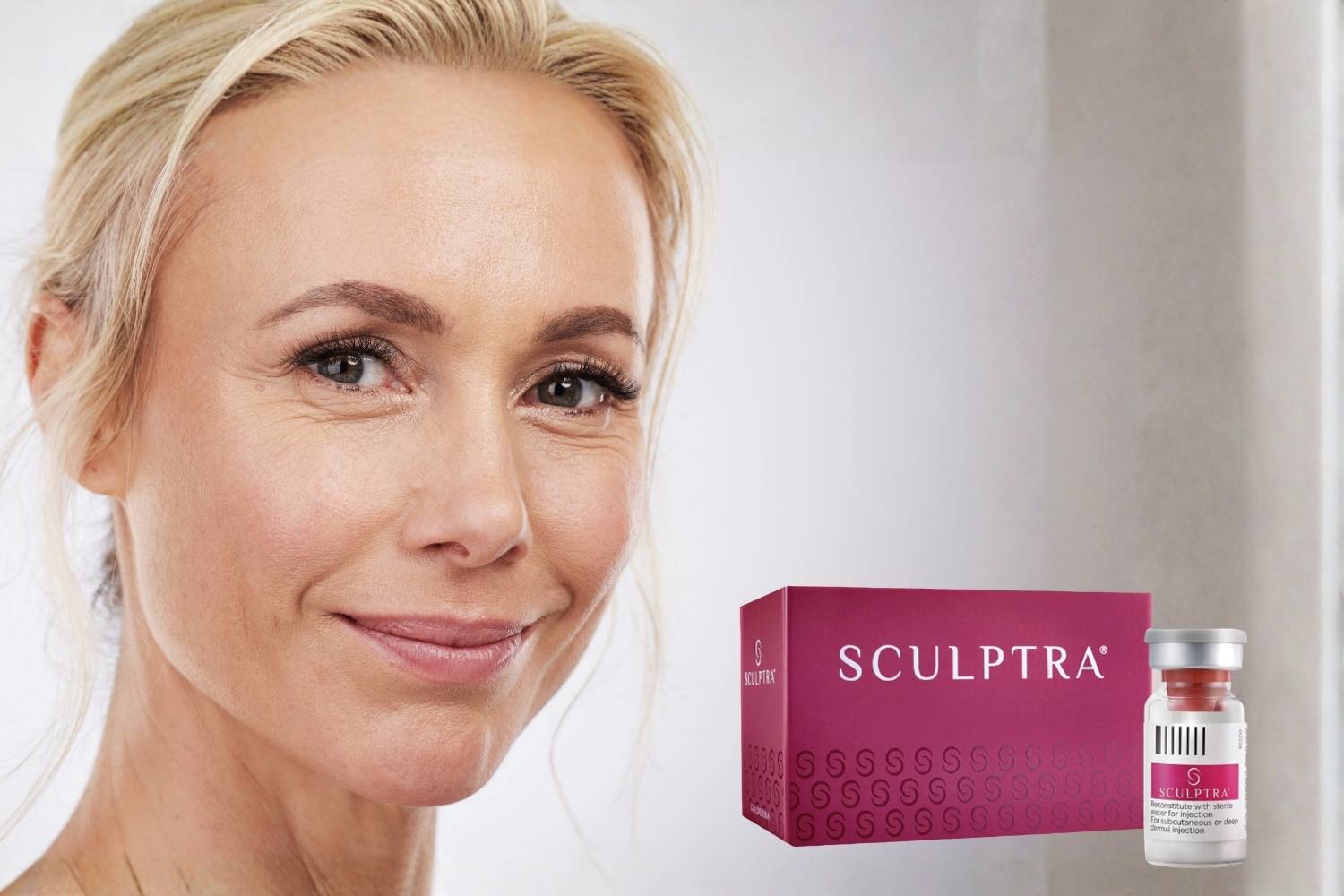 Nærbilde av dame i slutten av førtiårene og en pakning med Sculptra.