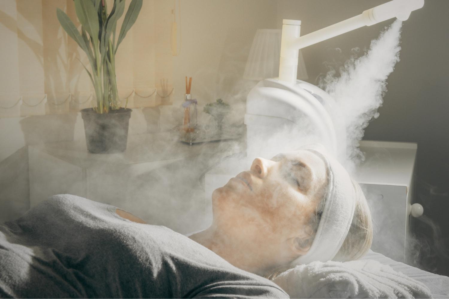 Halvnært bilde av kvinne som får damp i ansiktet i forbindelse med en dyprens ansikt