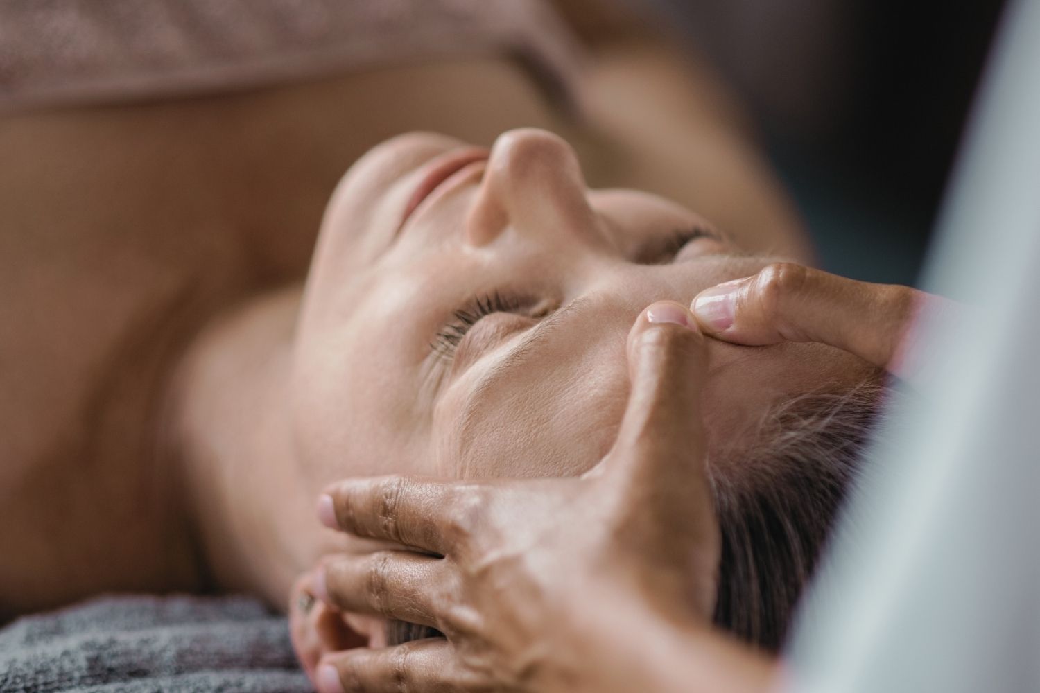 Nærbilde av kvinne som får stresslindrende massasje