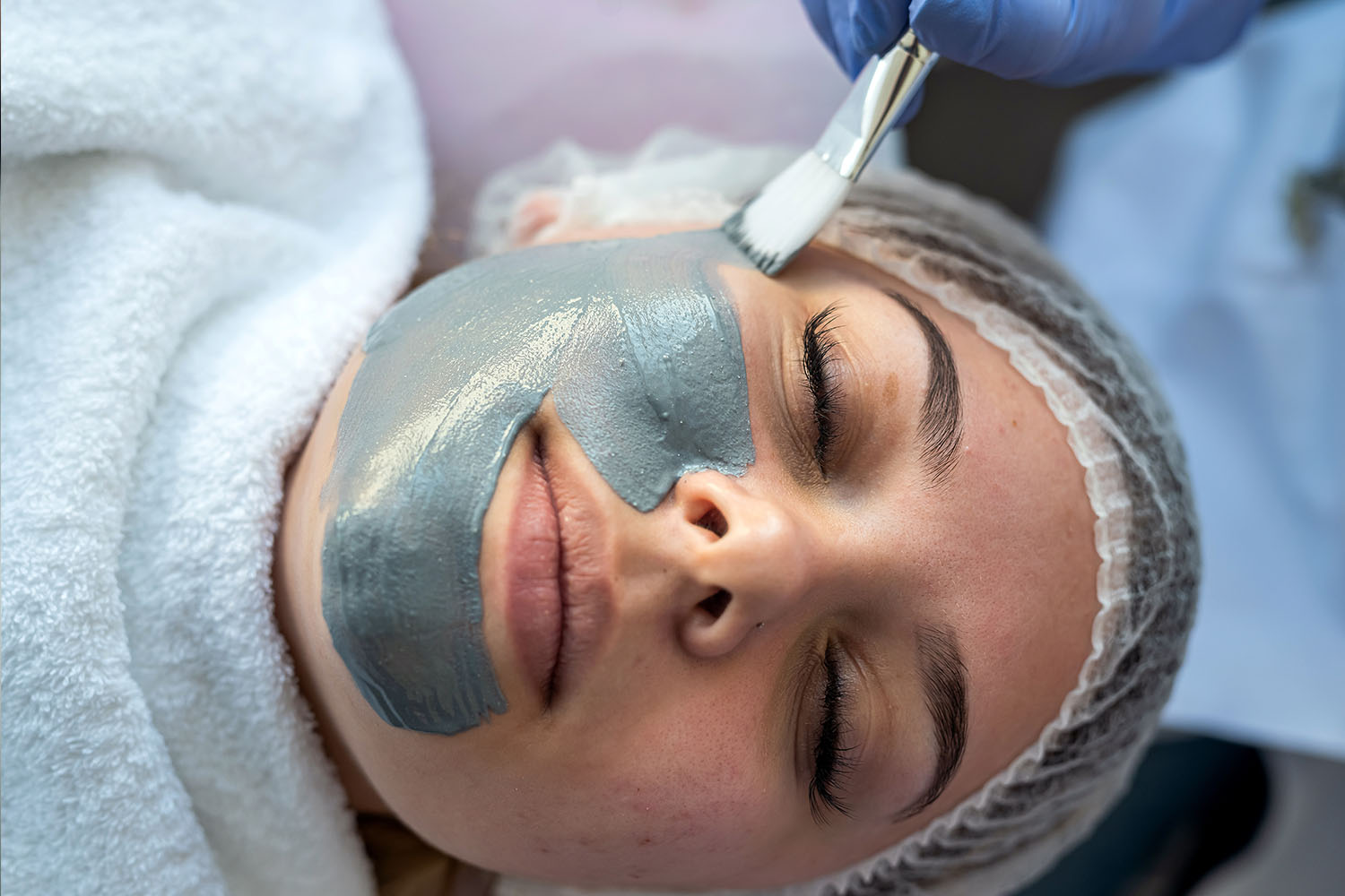 Nærbilde av ung kvinne som får en dr. scrahmec Green peel urtepeeling
